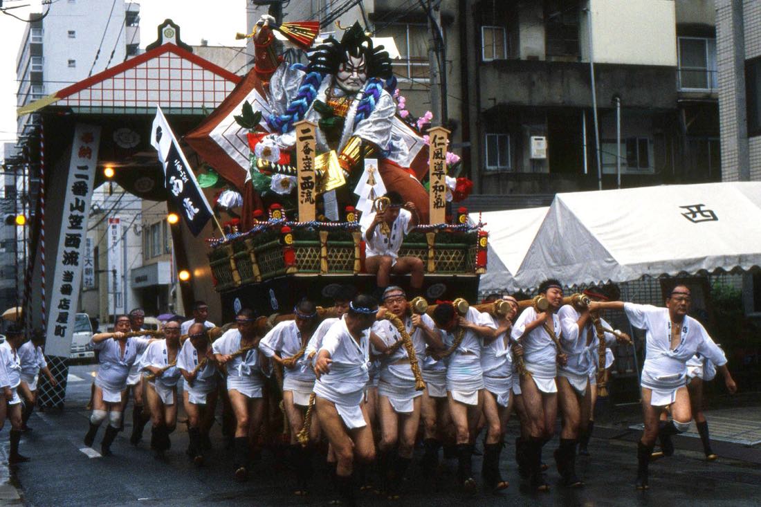 A kakiyama float being raced during Hakata Gion Yamakasa