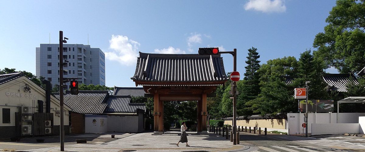 The Hakata Sennen no Mon gate at the entrance to the temple district